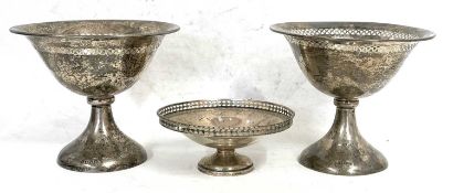 Pair of George V pedestal dishes of plain polished form with geometric pierced border, Birmingham