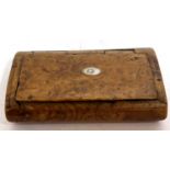 A vintage burr wood snuff box of rectangular form concealed hinged top lifting lid, 6.5 x 4 cm