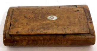 A vintage burr wood snuff box of rectangular form concealed hinged top lifting lid, 6.5 x 4 cm
