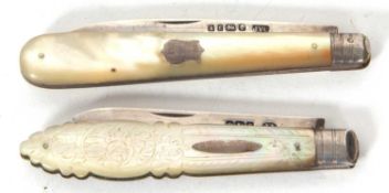 Two Victorian silver bladed and mother of pearl handled folding fruit knives, Sheffield 1872, John