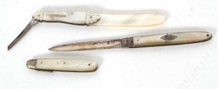 Mixed Lot: A vintage mother of pearl small paper knife with folding blade, applied one side with