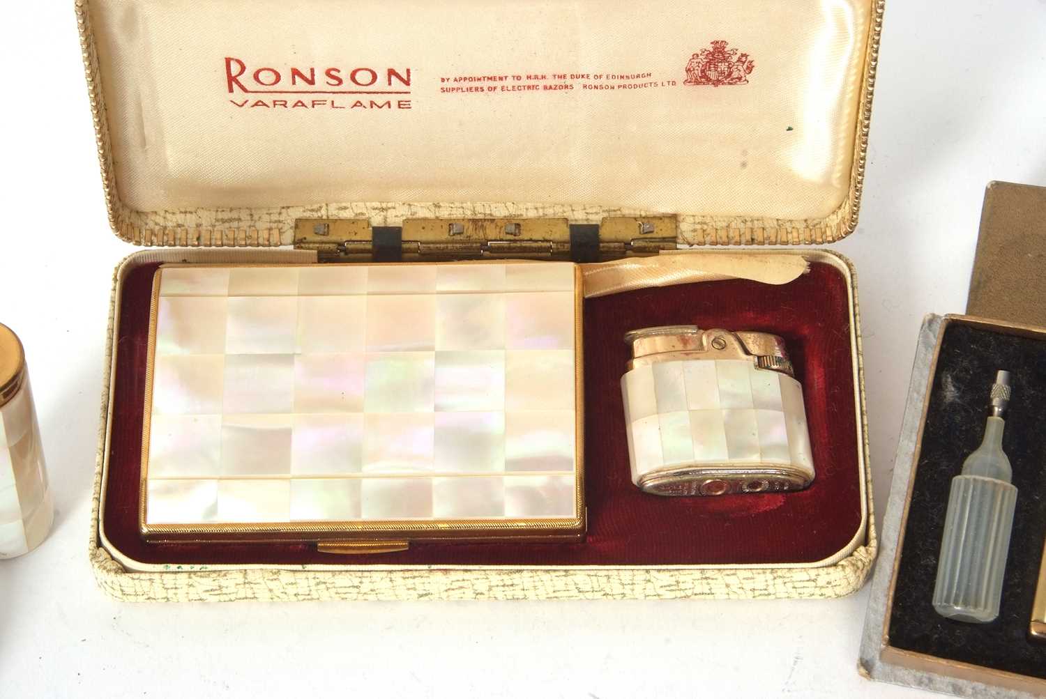 Mixed Lot: Vintage cased Ronson boxed set with mother of pearl lighter and compact, together with - Image 4 of 5