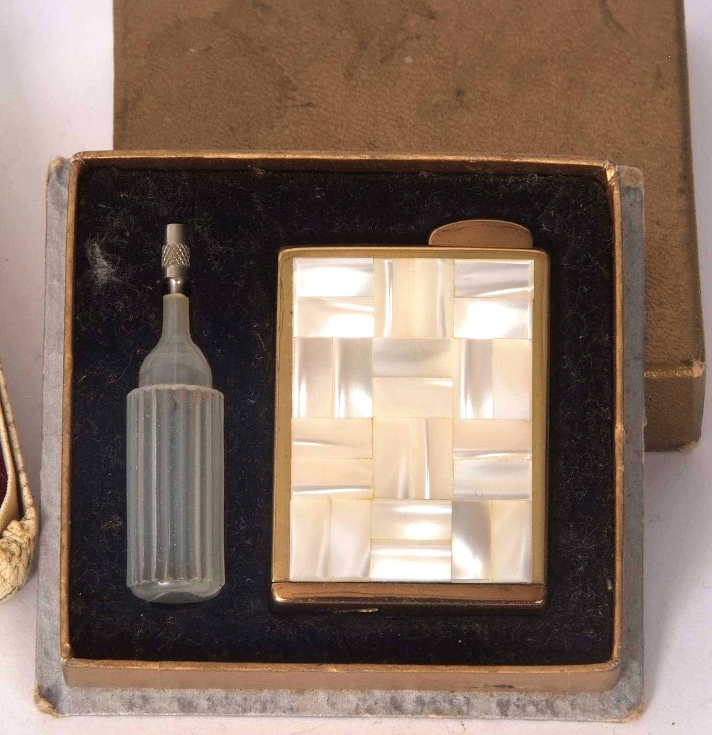 Mixed Lot: Vintage cased Ronson boxed set with mother of pearl lighter and compact, together with - Image 2 of 5