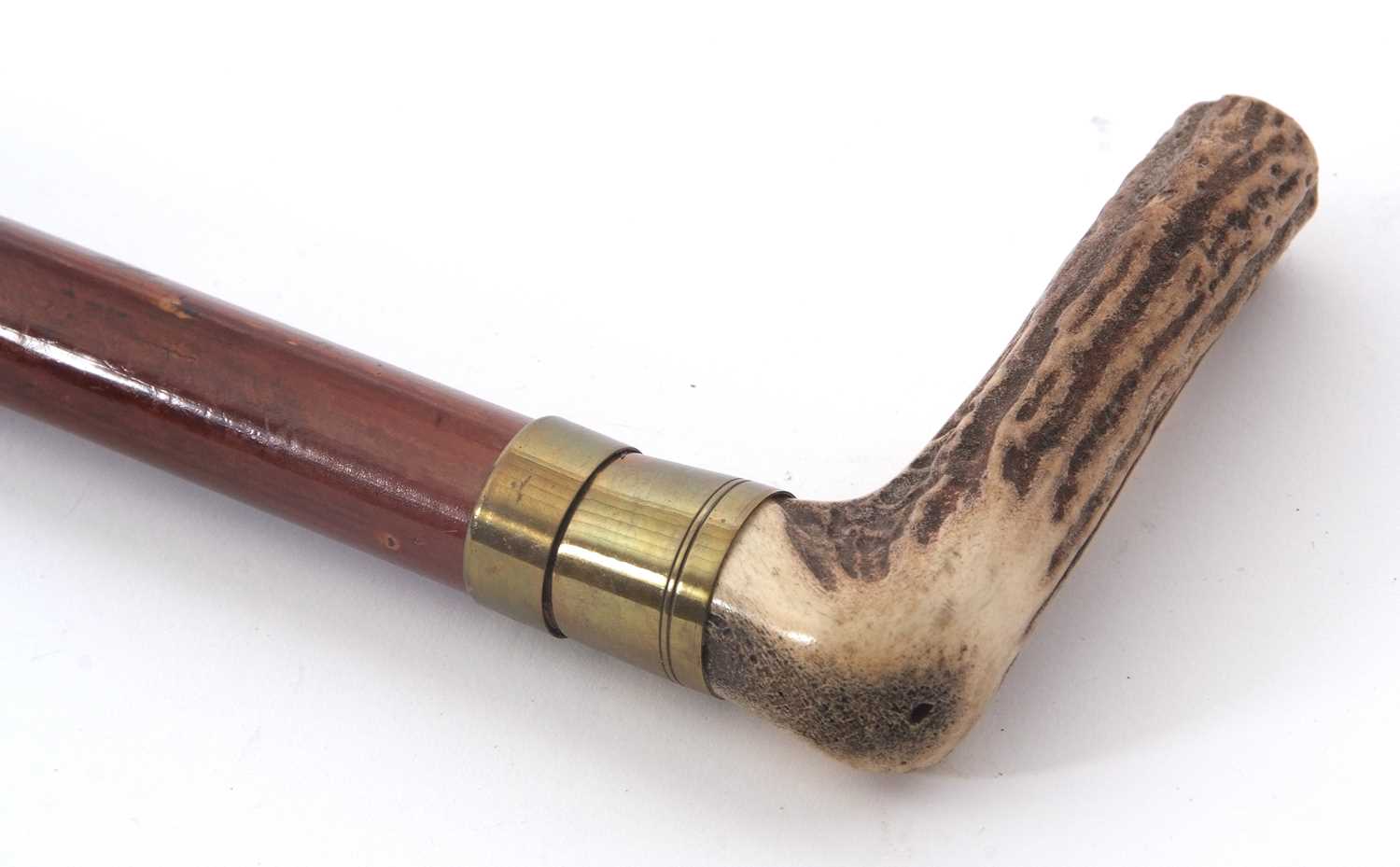 A horn handled walking stick, the pull off handle reveals a barrel holding a corkscrew (a/f)