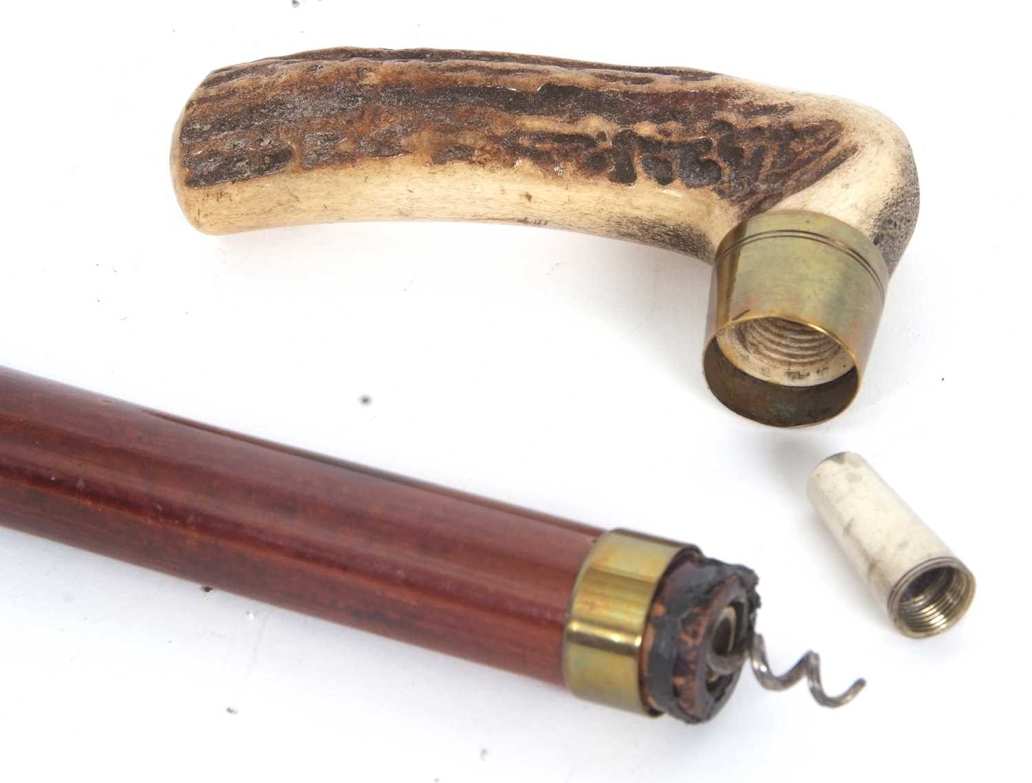 A horn handled walking stick, the pull off handle reveals a barrel holding a corkscrew (a/f) - Image 3 of 6