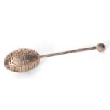 An Edwardian silver tea infuser with pierced egg shaped infuser, a plain handle and ball finial,