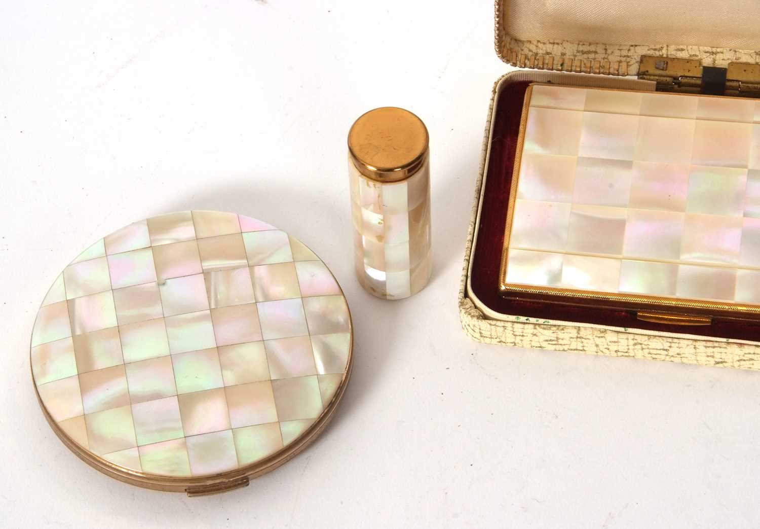 Mixed Lot: Vintage cased Ronson boxed set with mother of pearl lighter and compact, together with - Image 5 of 5