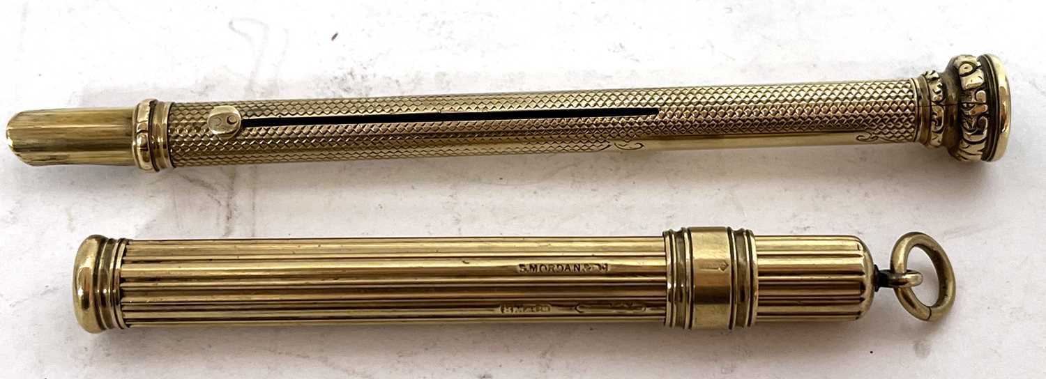 A 9ct gold pencil holder by Sampson Mordan & Co with reeded decoration, top and top loop, 8cm long - Image 4 of 5
