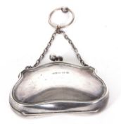 An Edwardian silver finger purse of plain form with reeded edges, green silk lined with chain finger