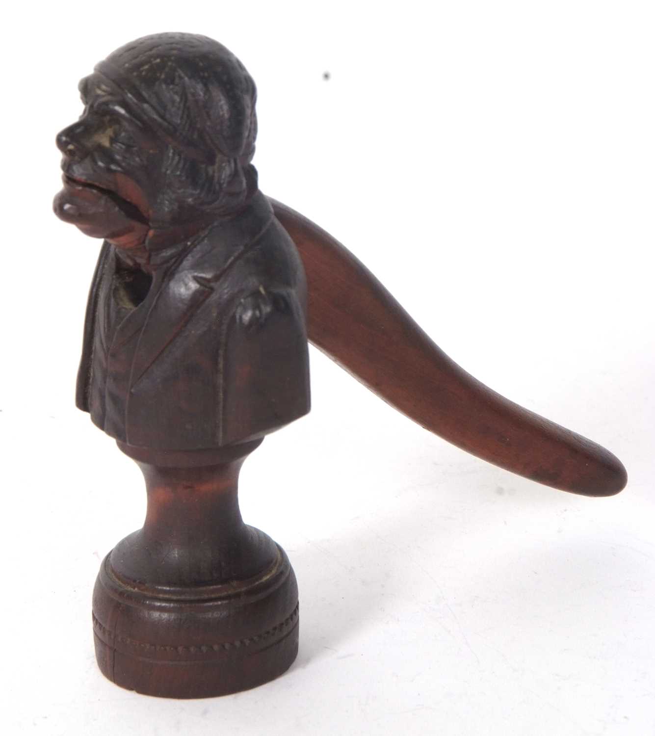 Vintage carved nut cracker of a mans head and torso on a plinth base, 15cm tall - Image 5 of 8