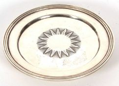 George IV silver paten, engraved with a radial design to the top and foot, the edge beneath engraved