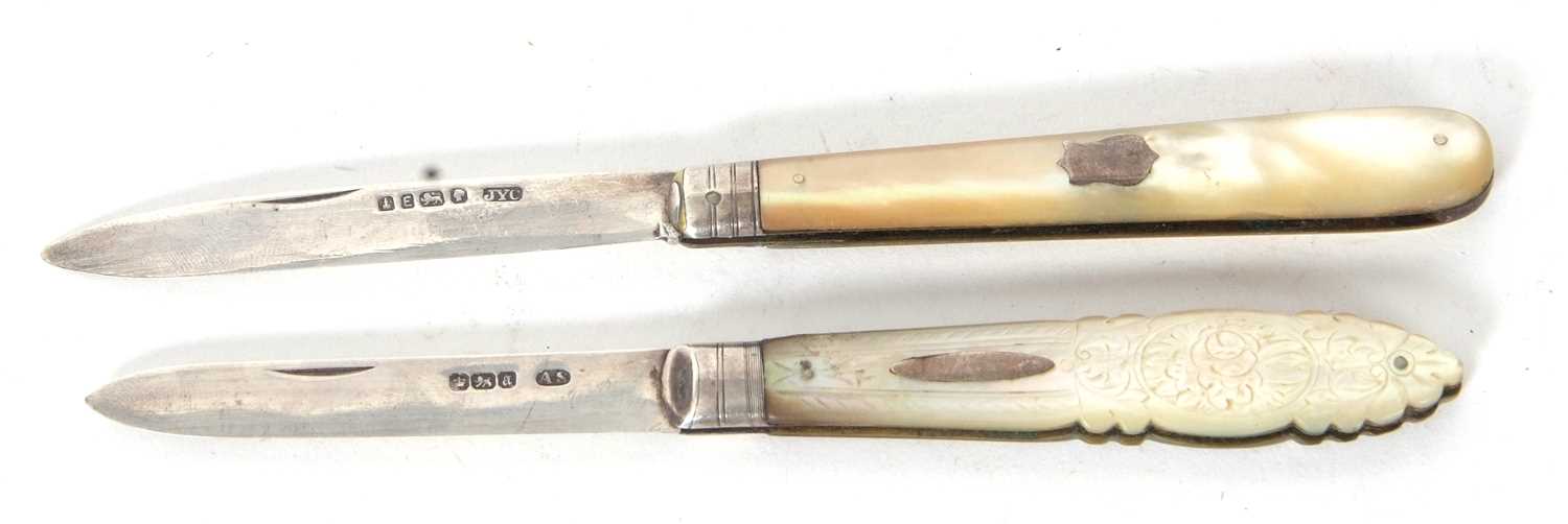 Two Victorian silver bladed and mother of pearl handled folding fruit knives, Sheffield 1872, John - Image 2 of 2