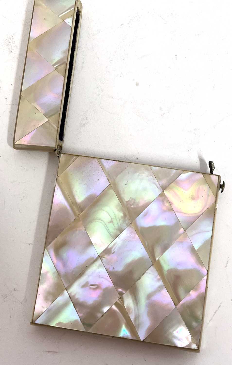 An antique mother of pearl flip top card case, 10 x 7.5cm - Image 4 of 4