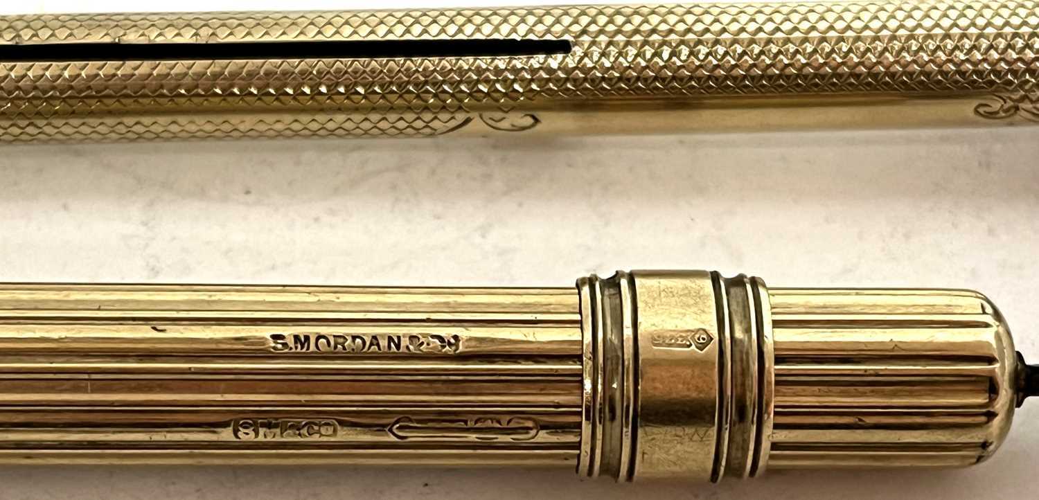 A 9ct gold pencil holder by Sampson Mordan & Co with reeded decoration, top and top loop, 8cm long - Image 3 of 5