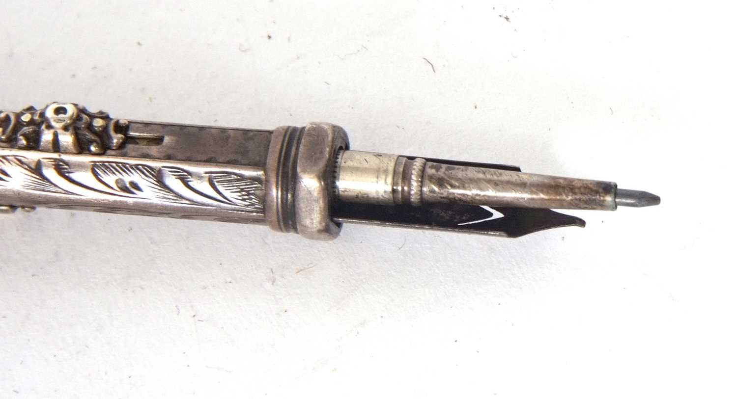 Mixed Lot: An antique Victorian combined propelling mechanical pencil and dip pen, 9.5cm long - Image 3 of 4
