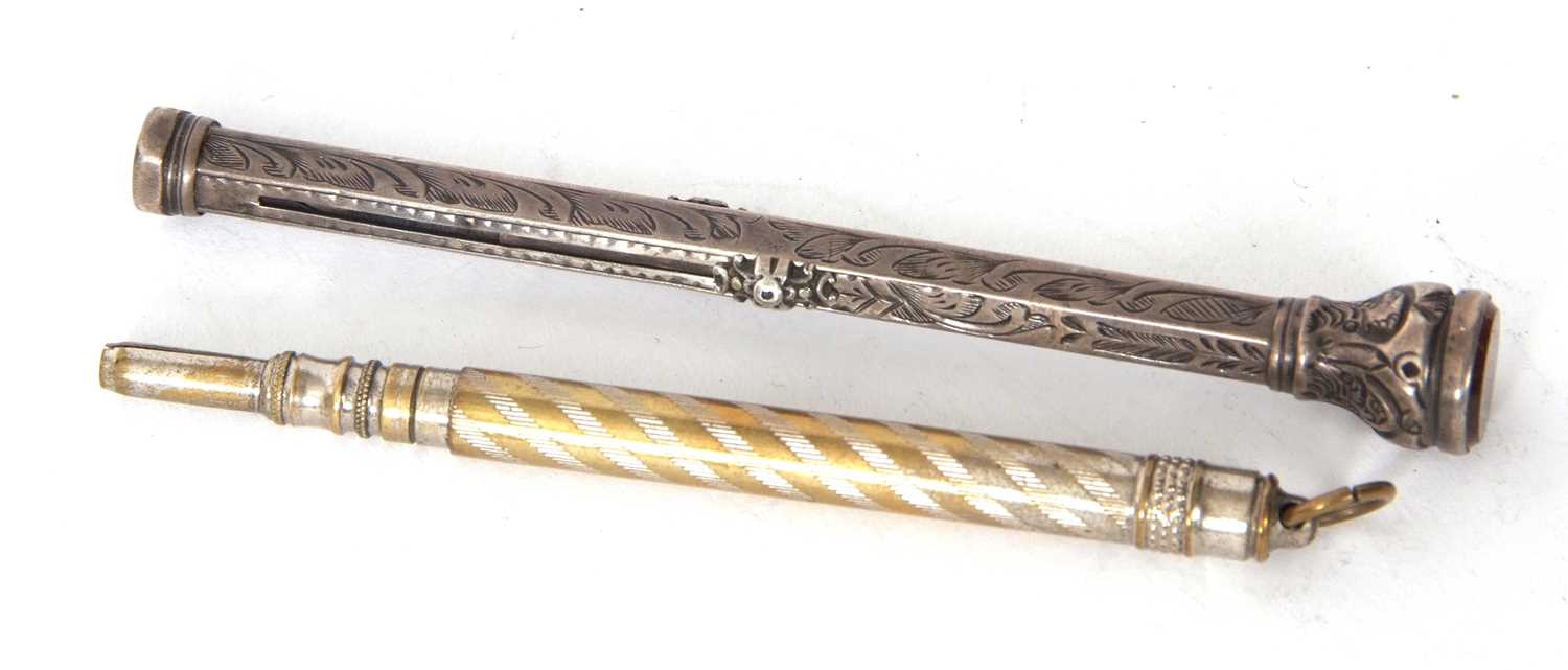 Mixed Lot: An antique Victorian combined propelling mechanical pencil and dip pen, 9.5cm long - Image 2 of 4