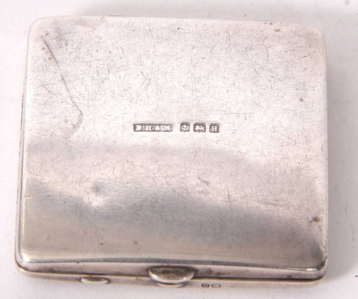 An Art Deco ladies compact, square form with a radial engine turned decorated front, push button - Image 2 of 4