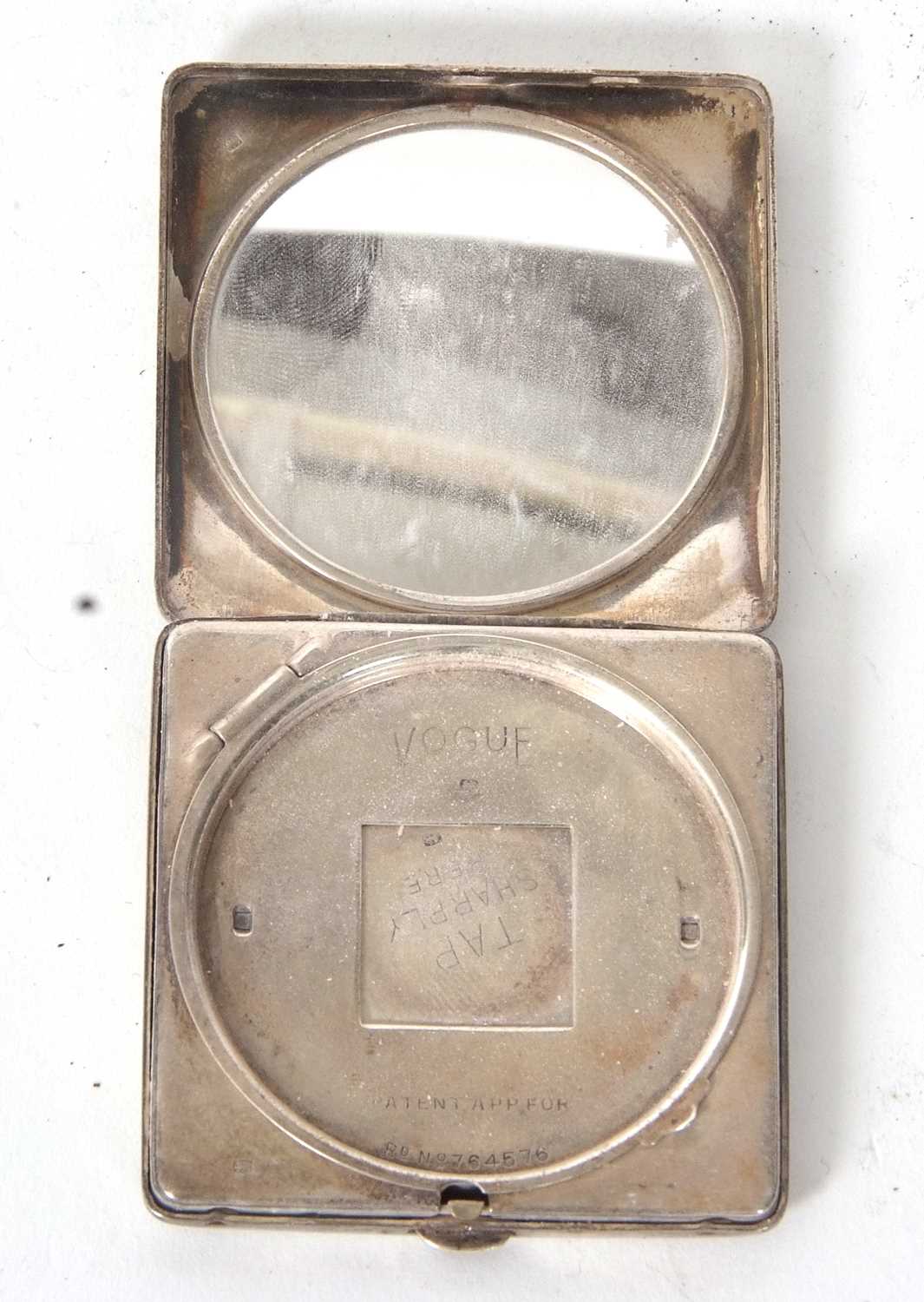 An Art Deco ladies compact, square form with a radial engine turned decorated front, push button - Image 4 of 4