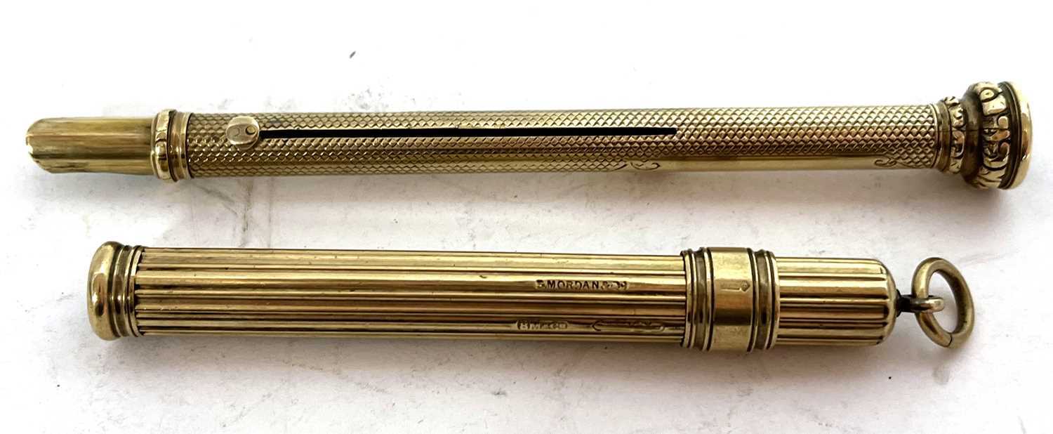 A 9ct gold pencil holder by Sampson Mordan & Co with reeded decoration, top and top loop, 8cm long - Image 2 of 5
