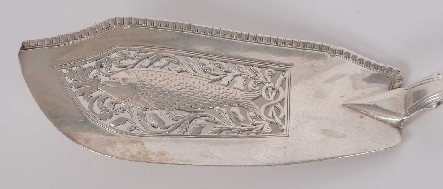 George VI silver fish slice, fiddle shell and thread pattern, the blade with pierced fish detail and - Image 3 of 8