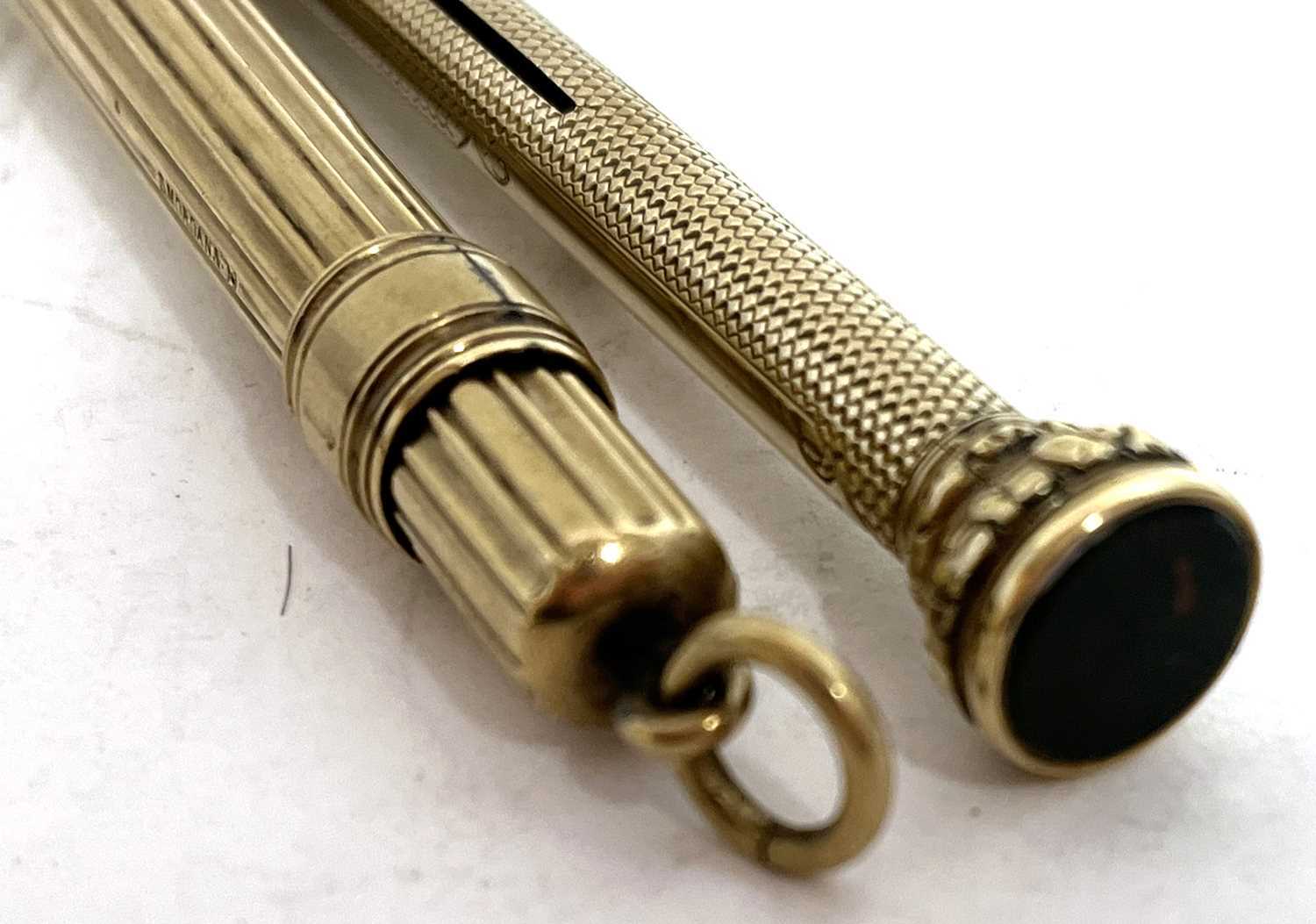 A 9ct gold pencil holder by Sampson Mordan & Co with reeded decoration, top and top loop, 8cm long - Image 5 of 5