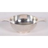 Edward VII silver quach, plain polished form, supported on a collett foot with two lugs or