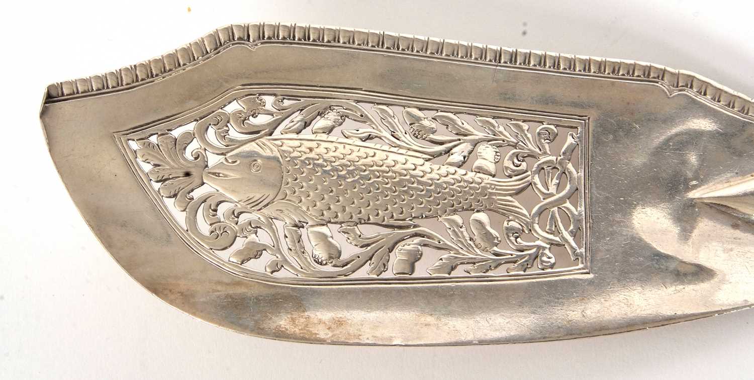 George VI silver fish slice, fiddle shell and thread pattern, the blade with pierced fish detail and - Image 5 of 8