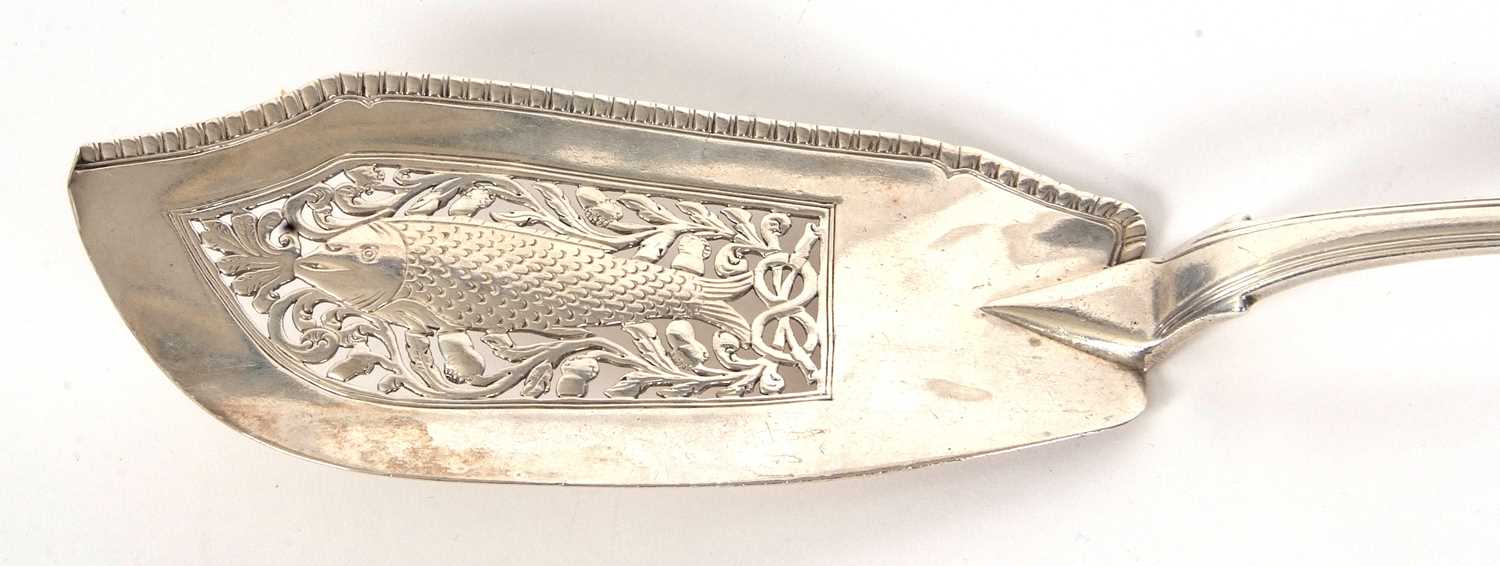 George VI silver fish slice, fiddle shell and thread pattern, the blade with pierced fish detail and - Image 2 of 8