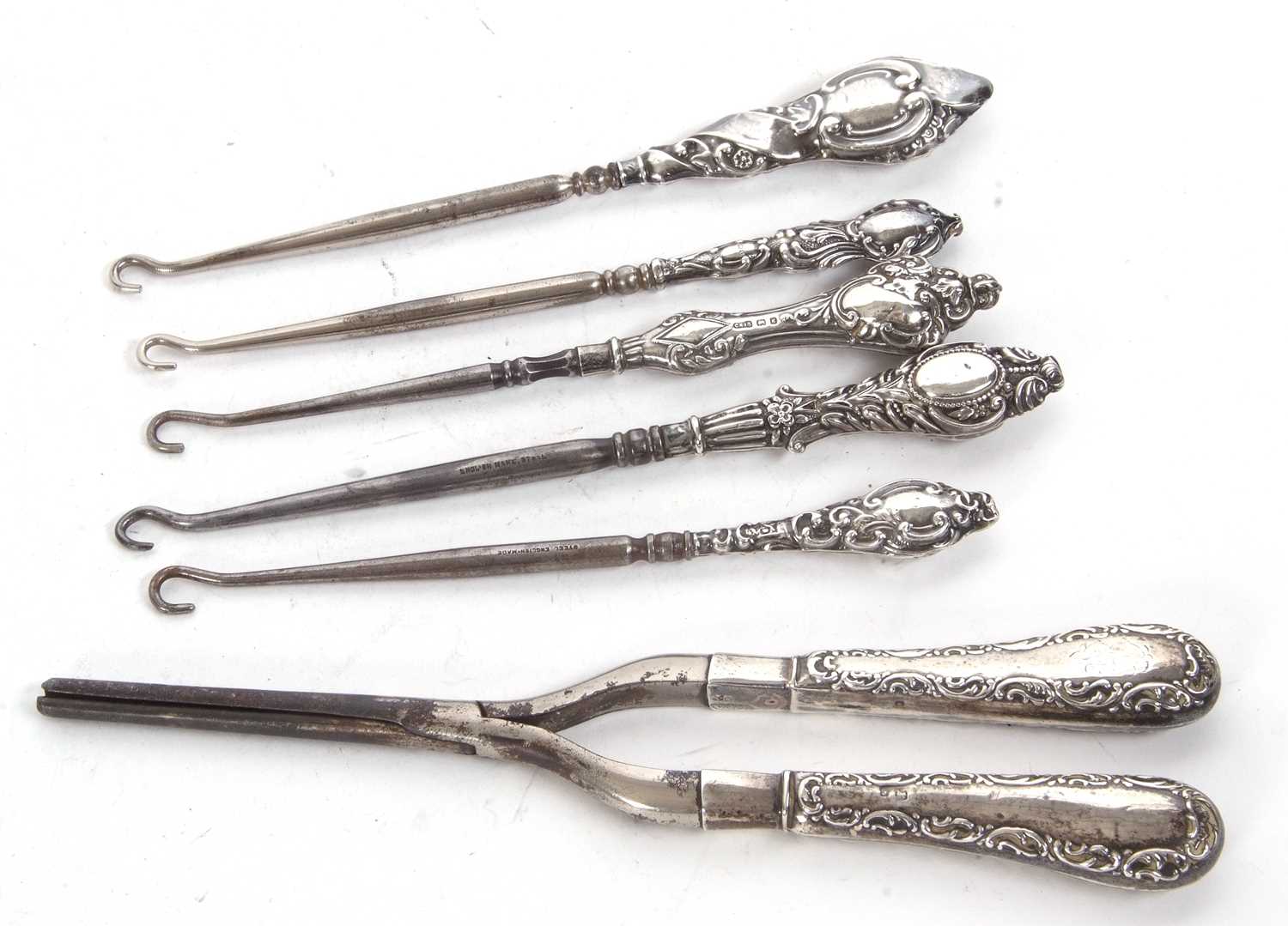 Mixed Lot: Antique silver handled curling tongs, together with five silver handled button hooks (6) - Image 2 of 2