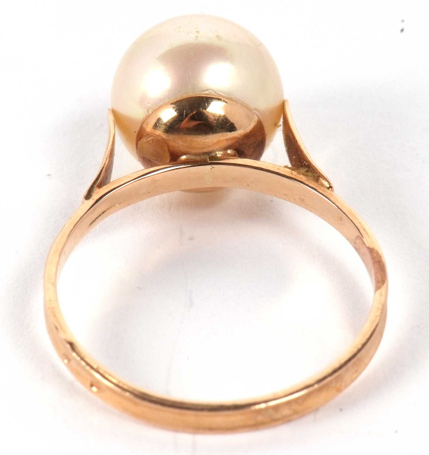 A cultured pearl ring, the cultured pearl approx. 1cm diameter, with cup and two claw mount, to a - Image 7 of 9
