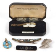 A quantity of costume jewellery to include an Edward VII and Queen Alexandra portrait brooch by H
