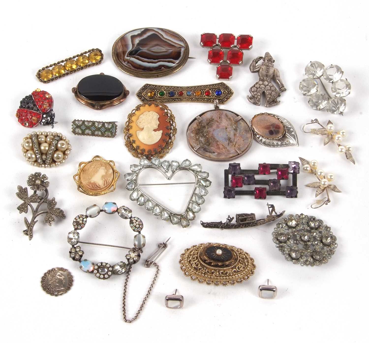 A mixed lot of brooches to include paste, cameos, marcasite, a specimen agate brooch etc