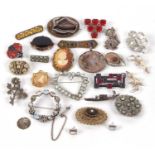 A mixed lot of brooches to include paste, cameos, marcasite, a specimen agate brooch etc