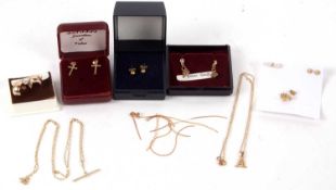 A quantity of 9ct gold jewellery to include two necklaces, cultured pearl earrings, earhoops, etc,