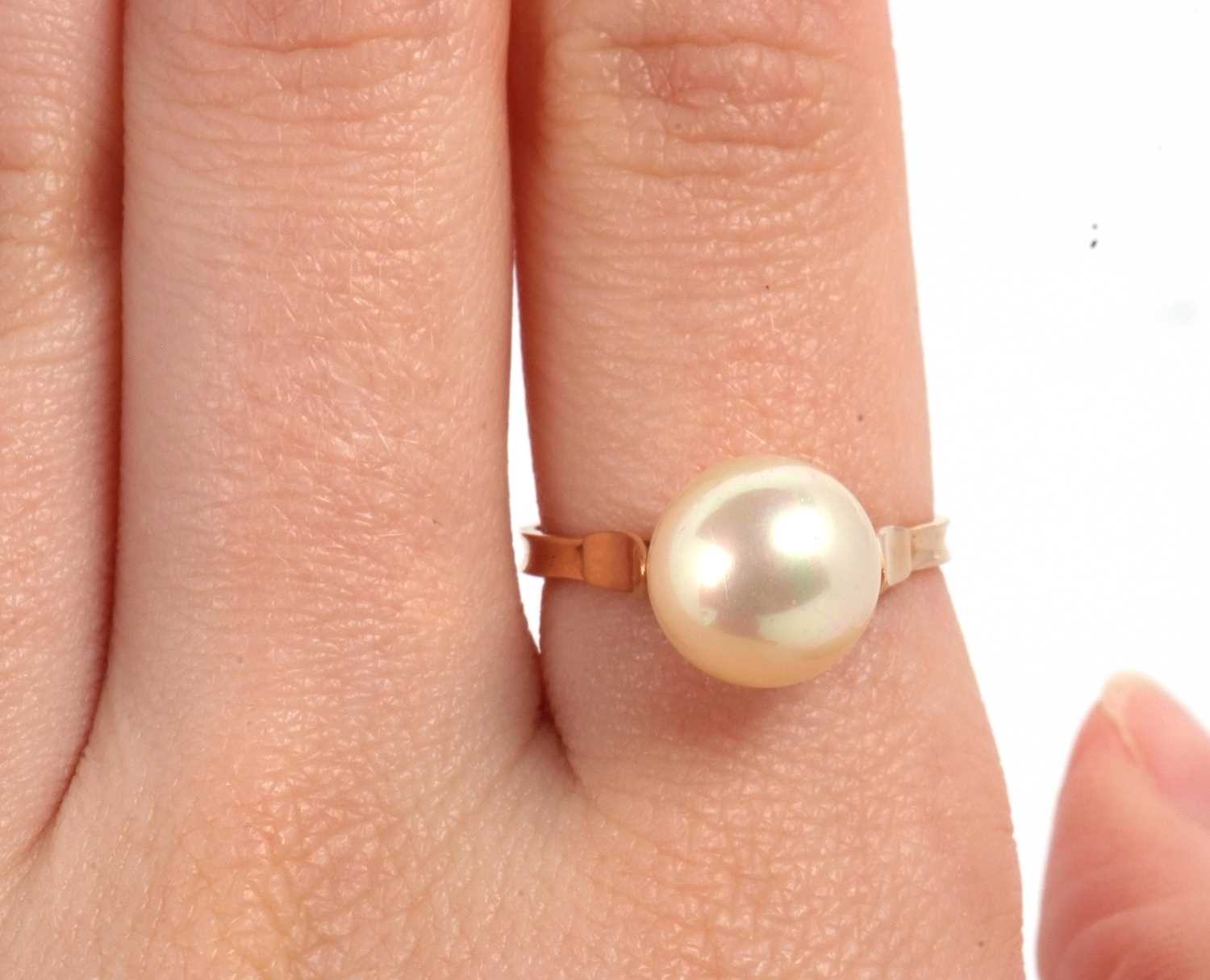 A cultured pearl ring, the cultured pearl approx. 1cm diameter, with cup and two claw mount, to a - Image 9 of 9