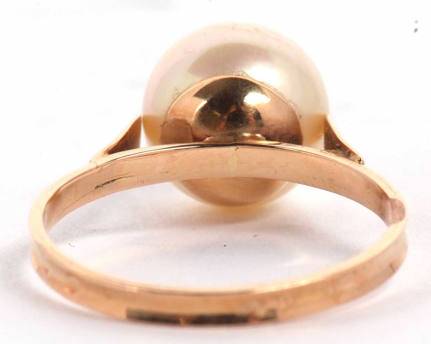 A cultured pearl ring, the cultured pearl approx. 1cm diameter, with cup and two claw mount, to a - Image 4 of 9