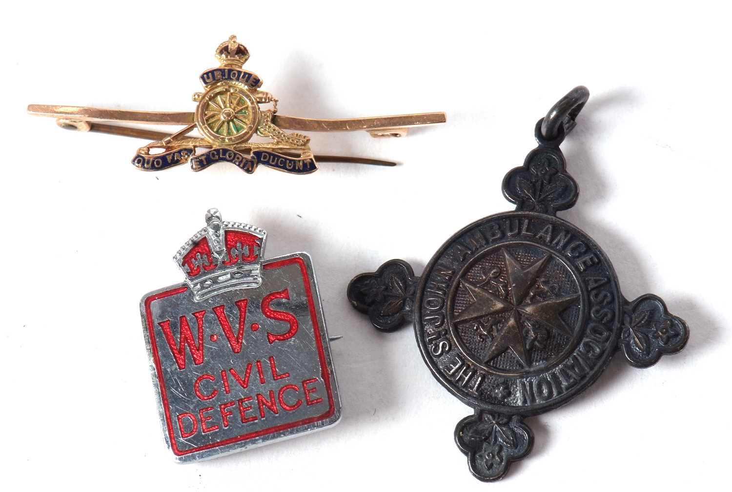 A 9ct Royal Artillery bar brooch, stamped '9.375' to reverse (other marks rubbed), 2.9g, together