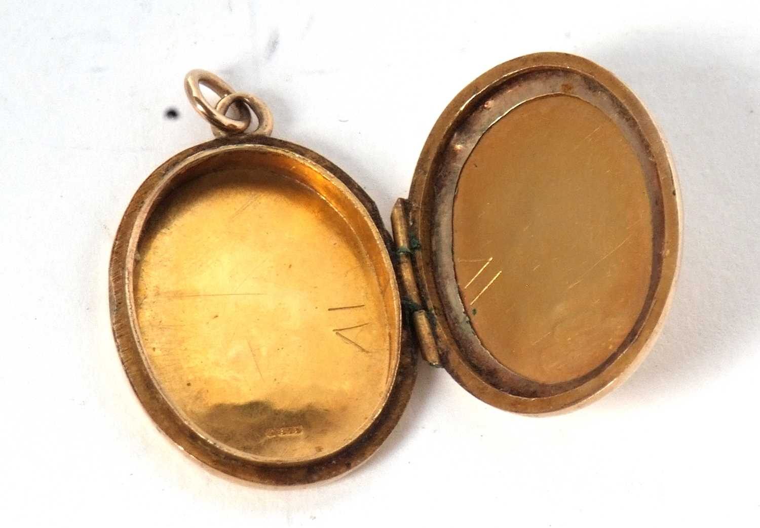 A 9ct oval locket, 3.4g, with fine unmarked yellow metal chain (a/f). together with a white stone - Image 5 of 5