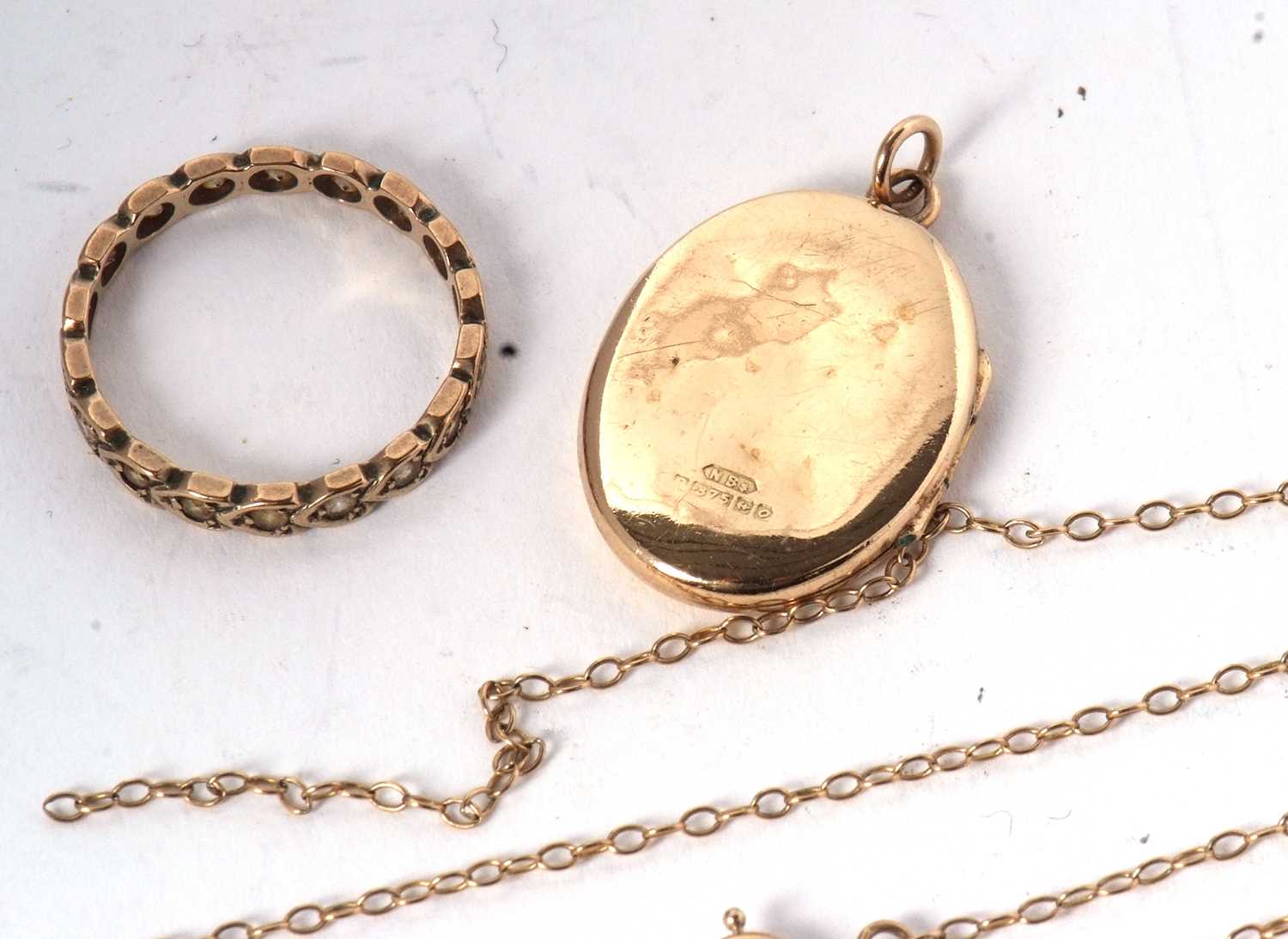 A 9ct oval locket, 3.4g, with fine unmarked yellow metal chain (a/f). together with a white stone - Image 4 of 5