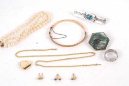 A quantity of mixed jewellery to include a cultured pearl necklace, a Mexican silver and shell
