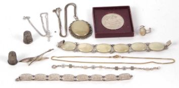 A quantity of costume jewellery to include an agate bracelet and similar ring and pendant