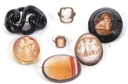 A quantity of jewellery to include a 9ct shell cameo ring, two jet brooches, an oval shell cameo