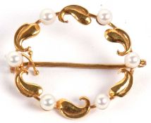 A 14ct cultured pearl wreath brooch, the round cultured pearls, alternating with curled leaves,