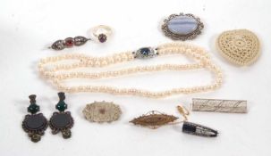 A mixed group of jewellery to include a 9ct sapphire and diamond bar brooch, Birmingham 1905, and