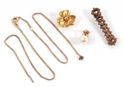 A mixed lot of gold jewellery to include a 9ct bar brooch, Birmingham 1893, 1.6g, a cultured pearl