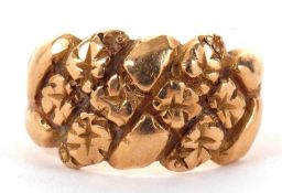 An 18ct gold ring, with crossover plaited design, plain band hallmarked Birmingham 1911, size I, 6.