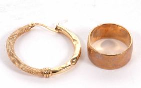 A 9ct gold ring, London 1965, size M, 6.0g, together with a 9ct earhoop, 1.4g, (2)