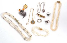 A quantity of mixed jewellery to include a 9ct horseshoe brooch, 3.3g, a 9ct chian, 1.4g, a topaz