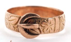 An Edwardian 9ct buckle ring, the 5.5mm band with engraved decoration, hallmarked Chester 1911, size