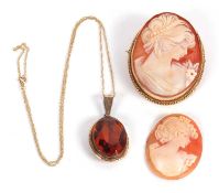A mixed lot of jewellery to include an amber coloured oval glass pendant on fine chain with clasp